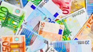 Euro (EUR)